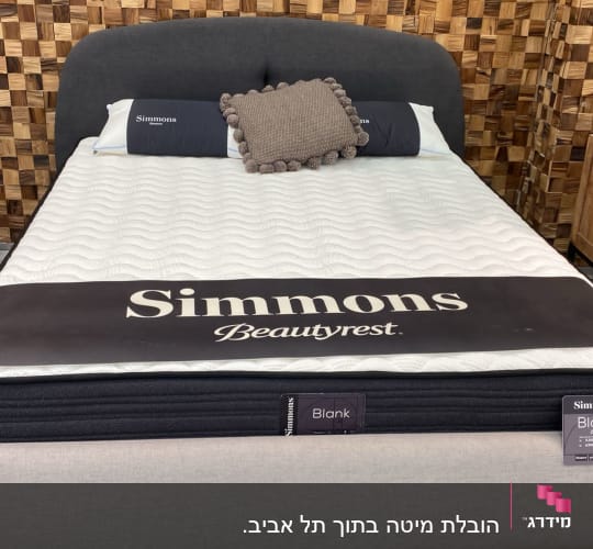 מזרן סימונס על מיטה בחדר תצוגה